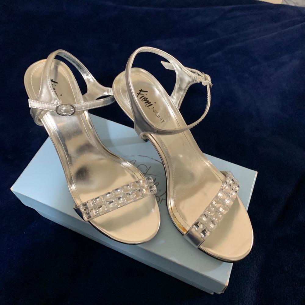 Silver heels - Picture 2 of 2